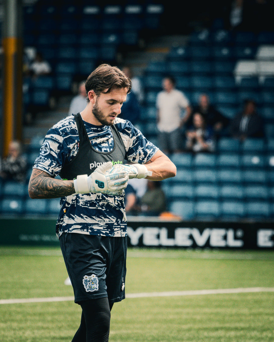 Paxsport keeper preparing his Aqua gloves